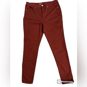 Seven tummyless high rise skinny jeans, knees have the open slit look.